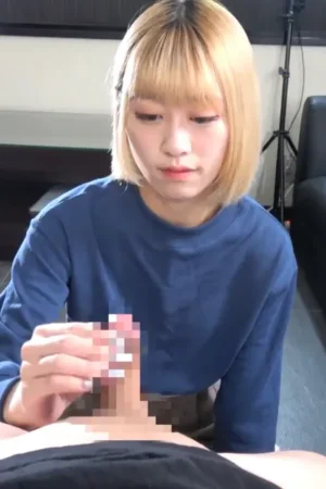 Em đĩ tóc ngắn liếm cặc như máy, nuốt cả tinh